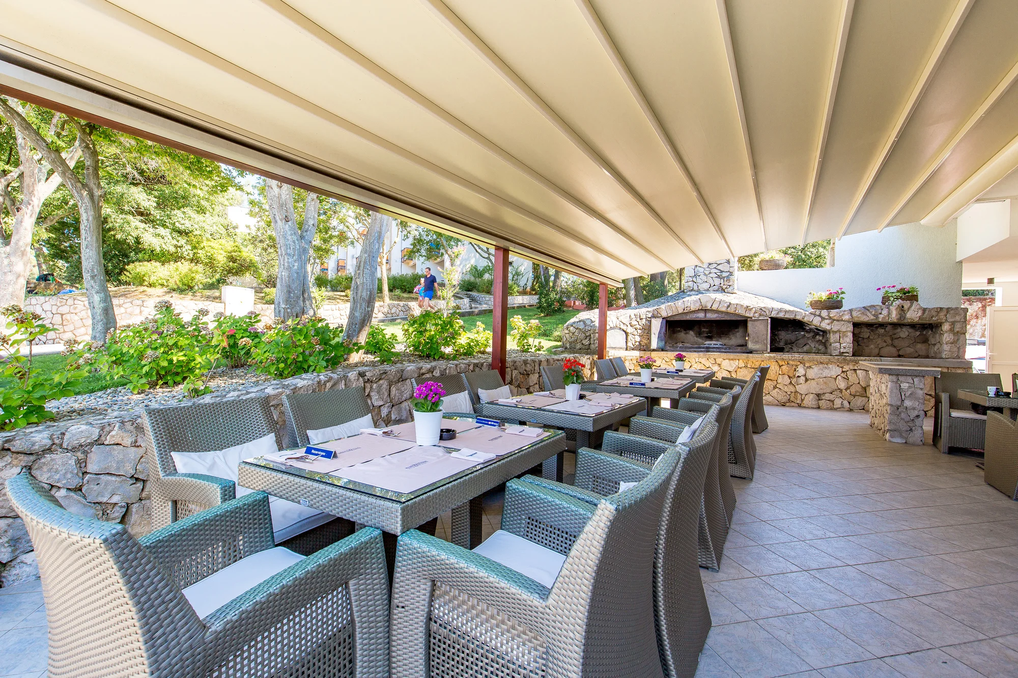 Ostrov Krk: 4* hotel u oblázkové pláže, polopenze, bazén a děti zdarma
