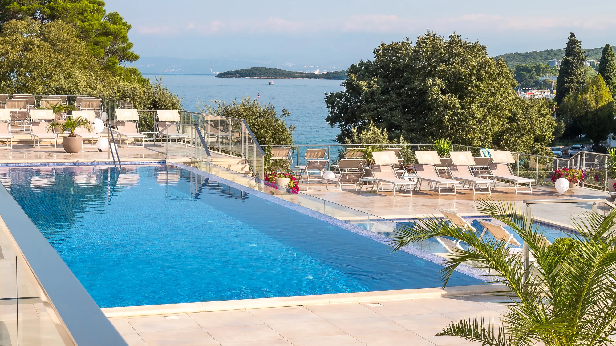 Ostrov Krk: 4* hotel u oblázkové pláže, polopenze, bazén a děti zdarma