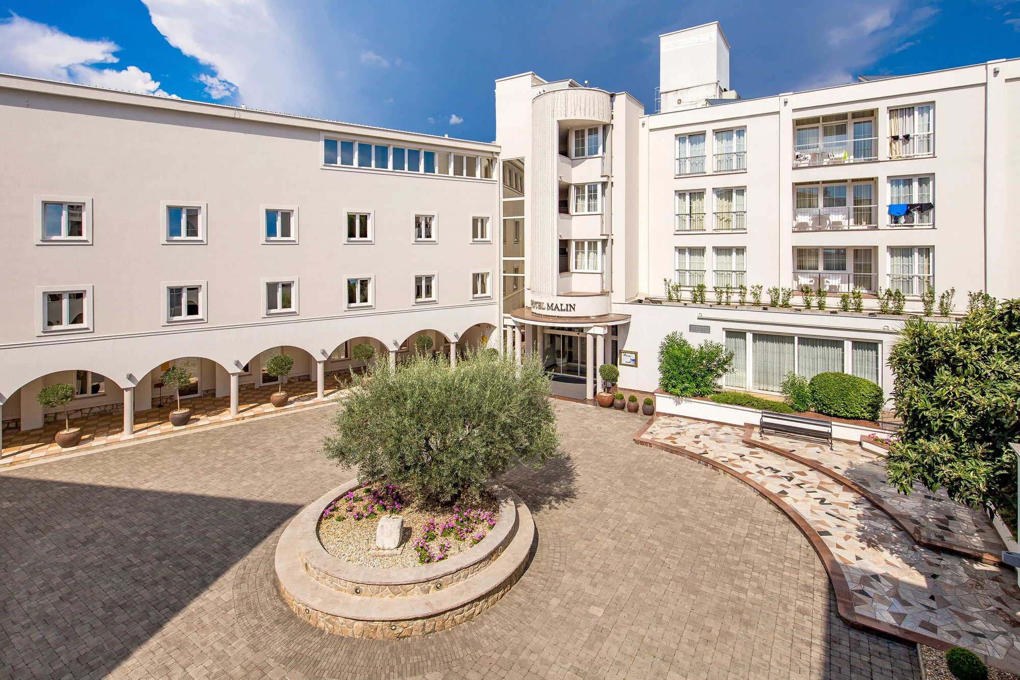 Ostrov Krk: 4* hotel u oblázkové pláže, polopenze, bazén a děti zdarma