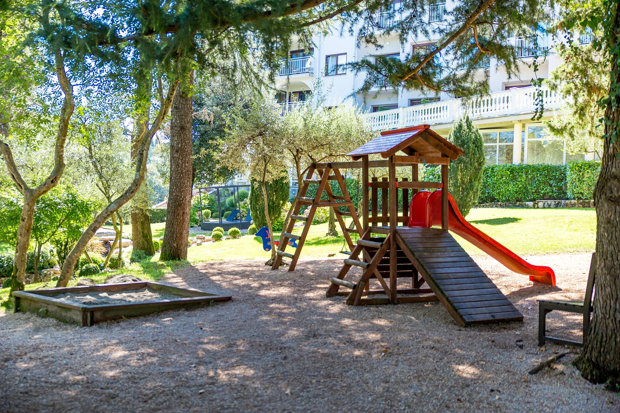 Ostrov Krk: 4* hotel u oblázkové pláže, polopenze, bazén a děti zdarma