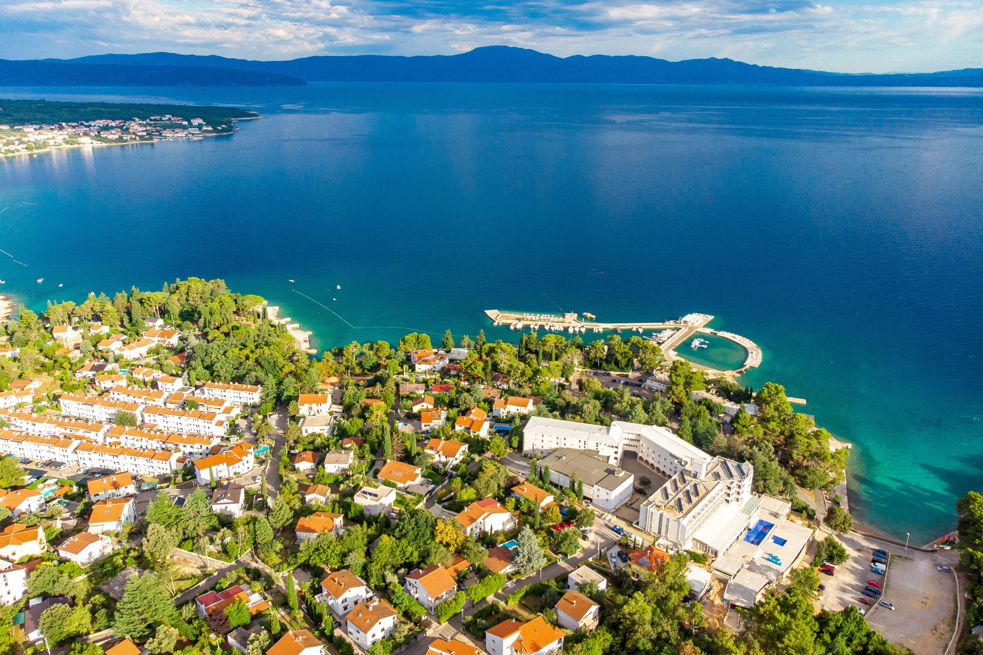 Ostrov Krk: 4* hotel u oblázkové pláže, polopenze, bazén a děti zdarma