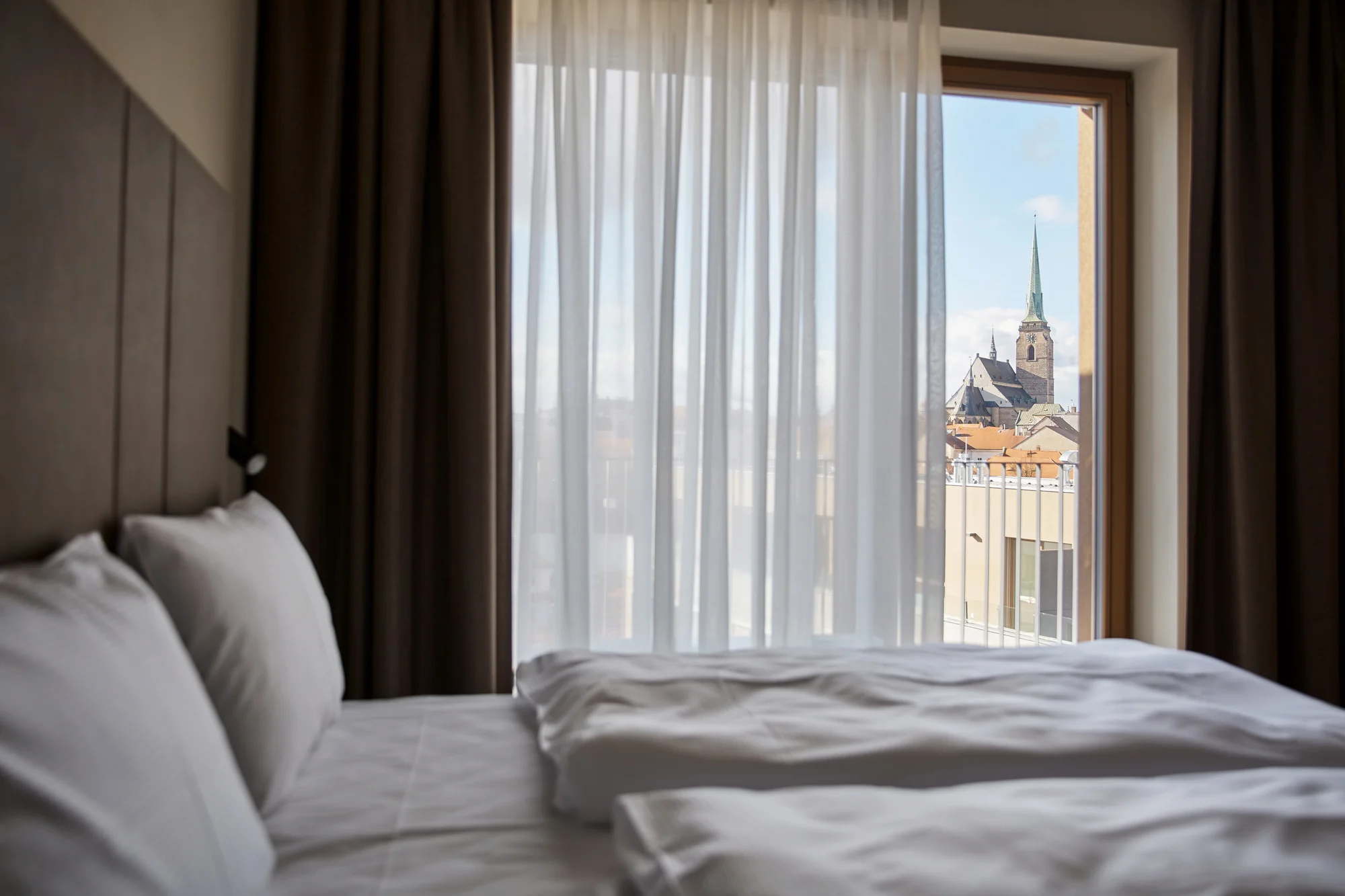 Pobyt v pokoji či apartmánu se snídaní v centru Plzně pro 2 nebo 3 osoby