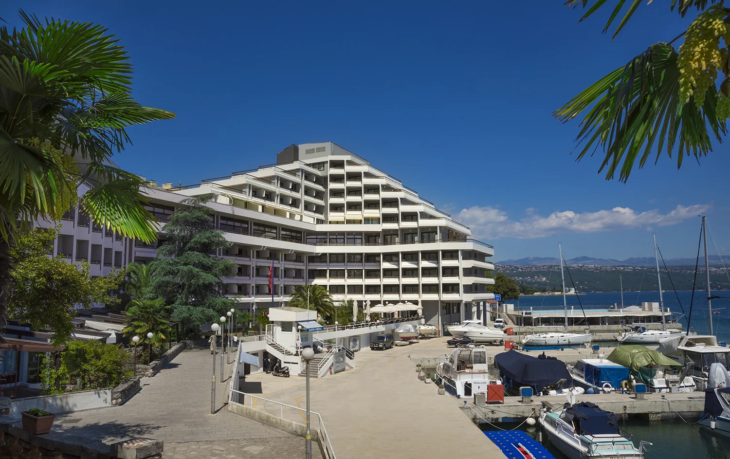 Moderní hotel na pobřeží Istrie: polopenze, sauny i venkovní bazén, 2 děti zdarma