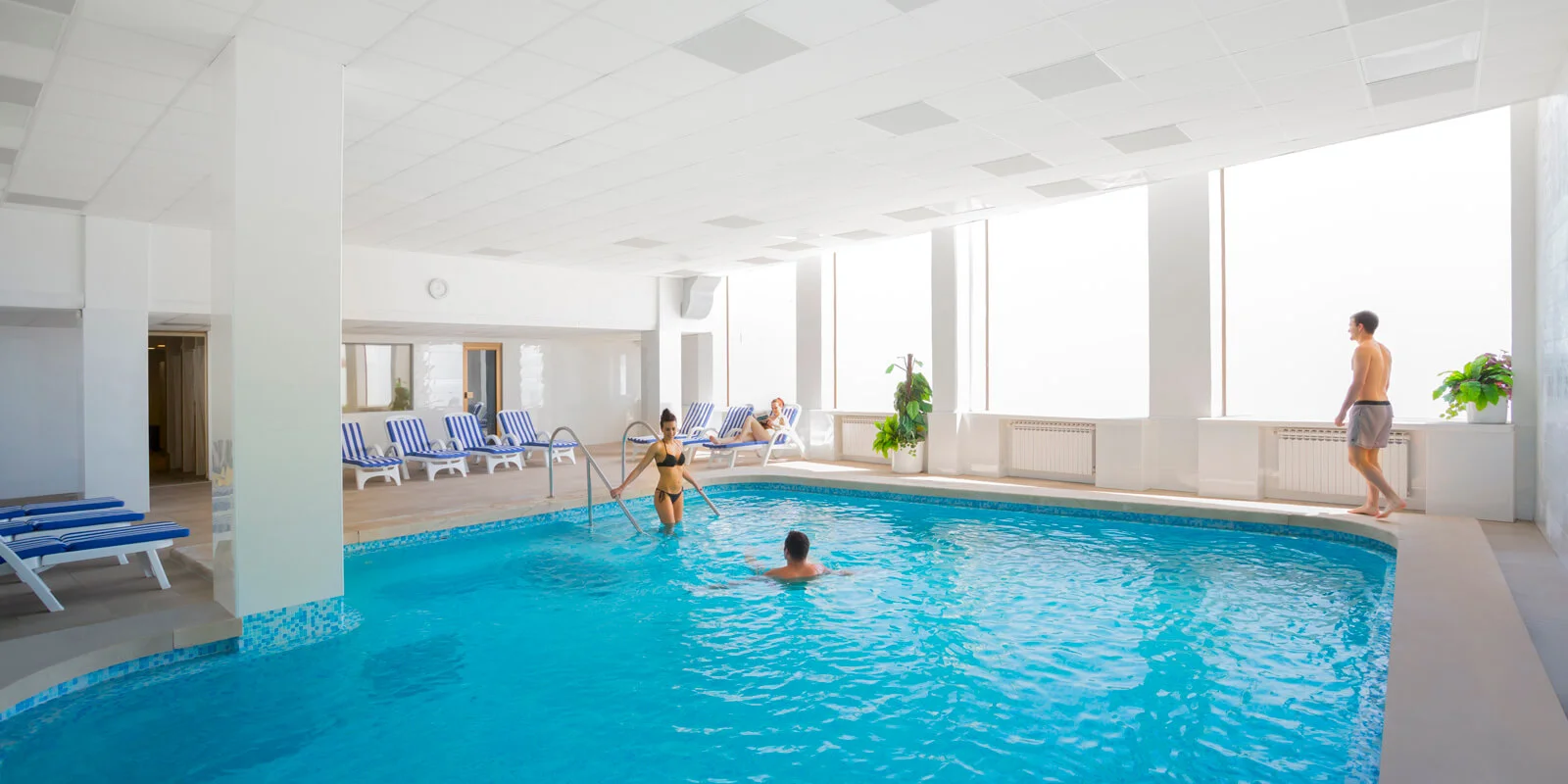Dovolená na Istrii: pěkný hotel přímo na pláži, vnitřní bazén, polopenze s nápoji, až 2 děti zdarma