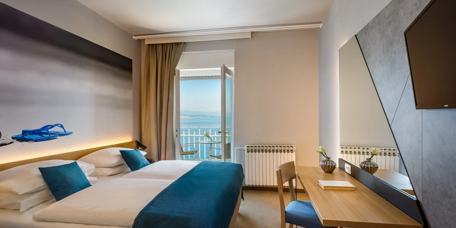 Dovolená na Istrii: pěkný hotel přímo na pláži, vnitřní bazén, polopenze s nápoji, až 2 děti zdarma