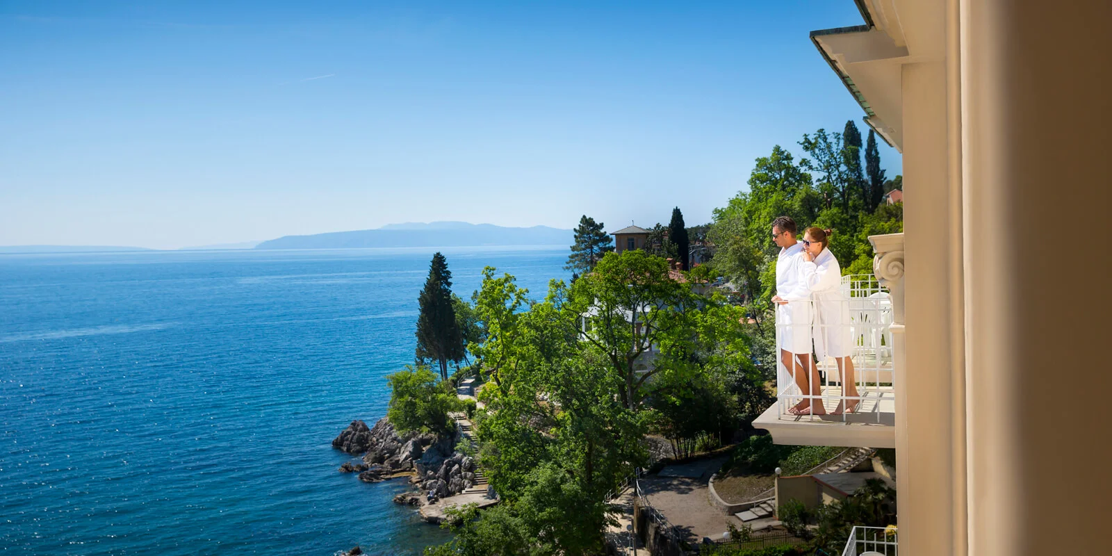 Dovolená na Istrii: pěkný hotel přímo na pláži, vnitřní bazén, polopenze s nápoji, až 2 děti zdarma