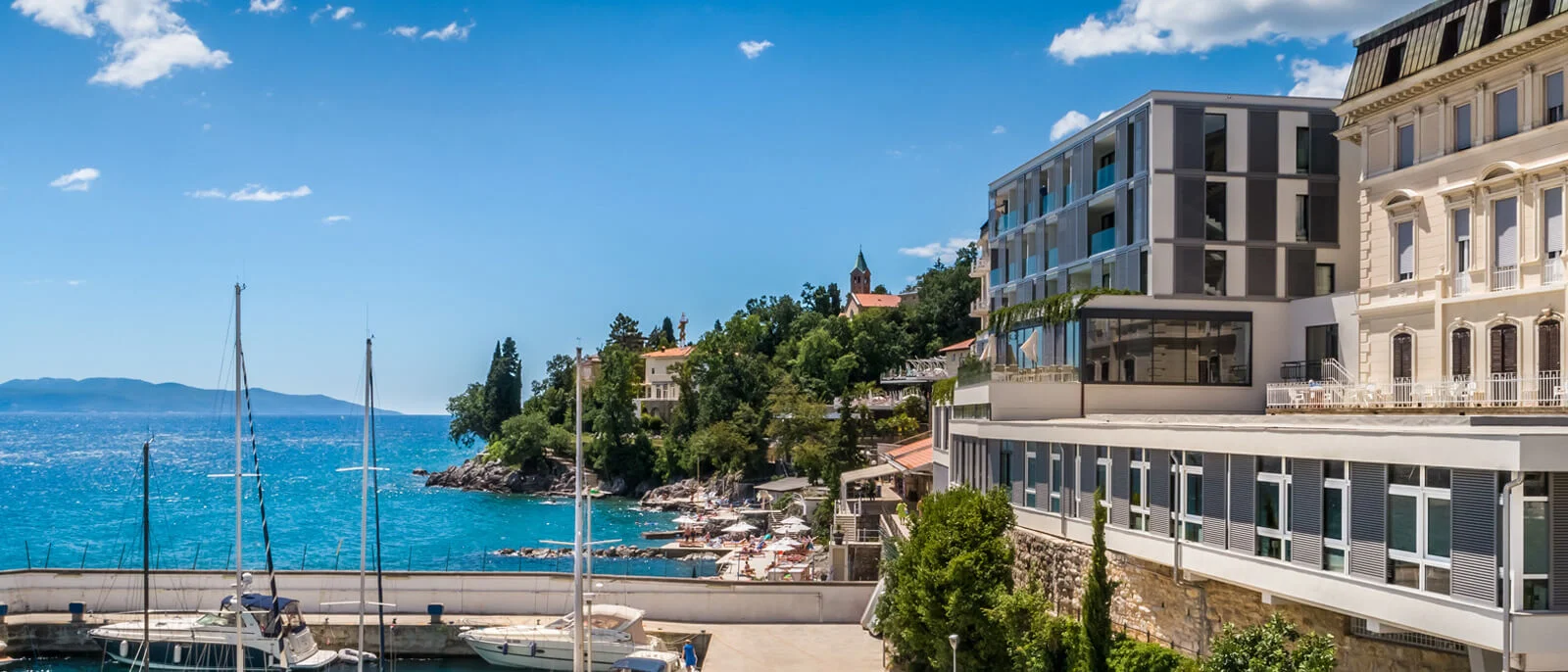 Dovolená na Istrii: pěkný hotel přímo na pláži, vnitřní bazén, polopenze s nápoji, až 2 děti zdarma