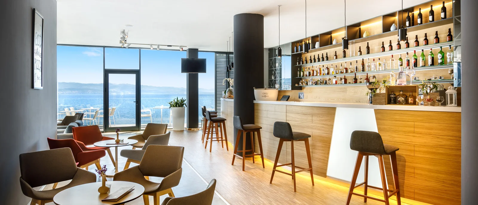 Dovolená na Istrii: pěkný hotel přímo na pláži, vnitřní bazén, polopenze s nápoji, až 2 děti zdarma