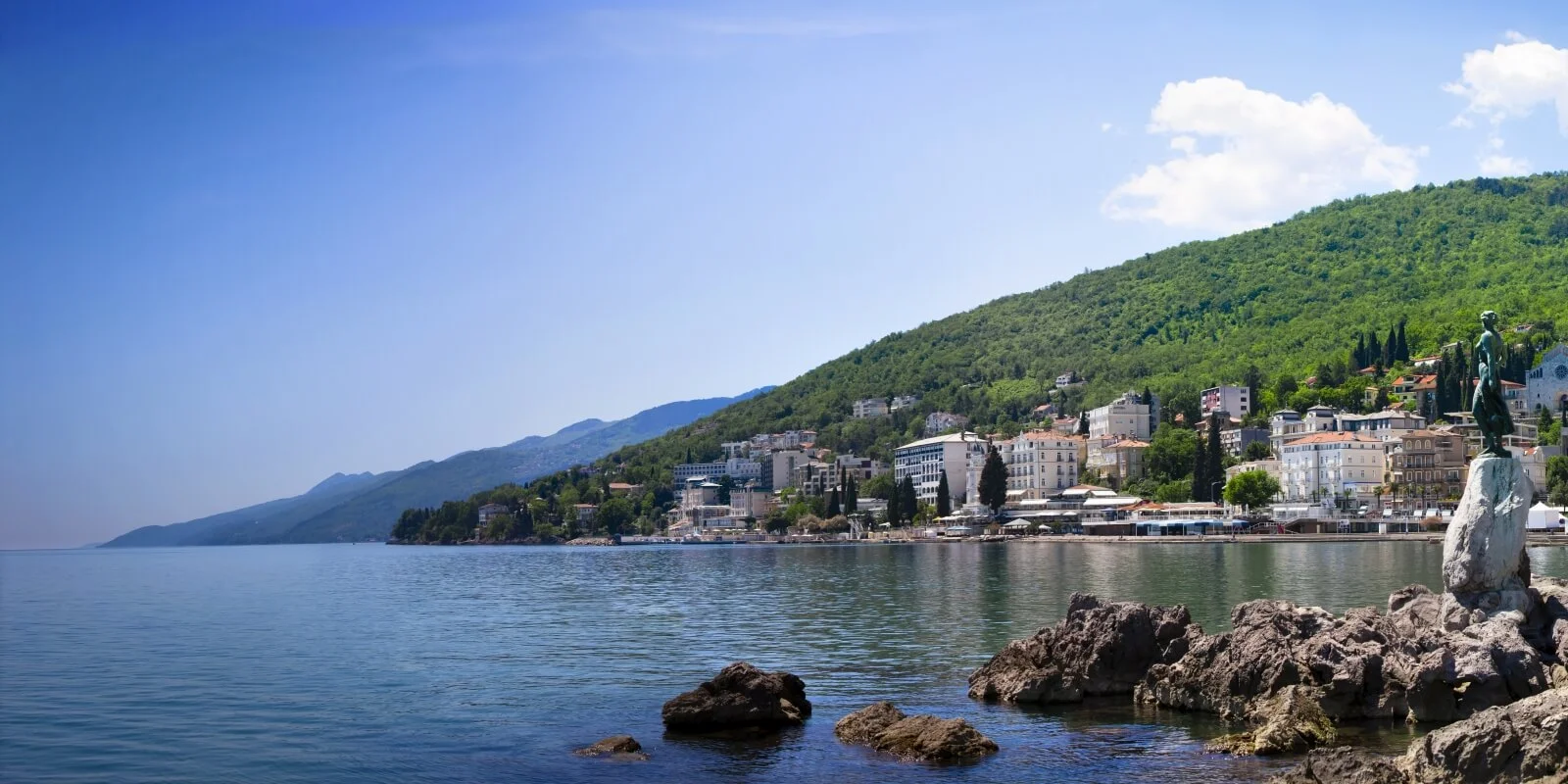 Dovolená na Istrii: pěkný hotel přímo na pláži, vnitřní bazén, polopenze s nápoji, až 2 děti zdarma
