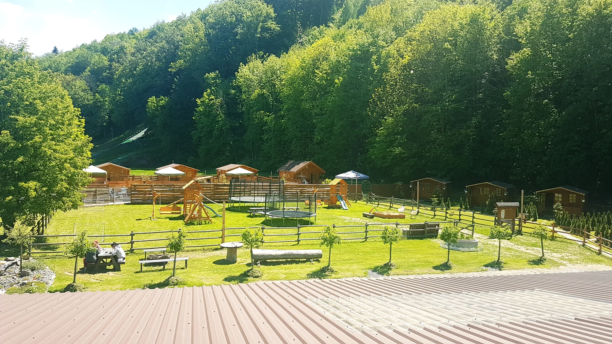 Dovolená ve srubech s wellness kádí i bazénem pro páry i rodiny uprostřed stylového ranče Bučiska