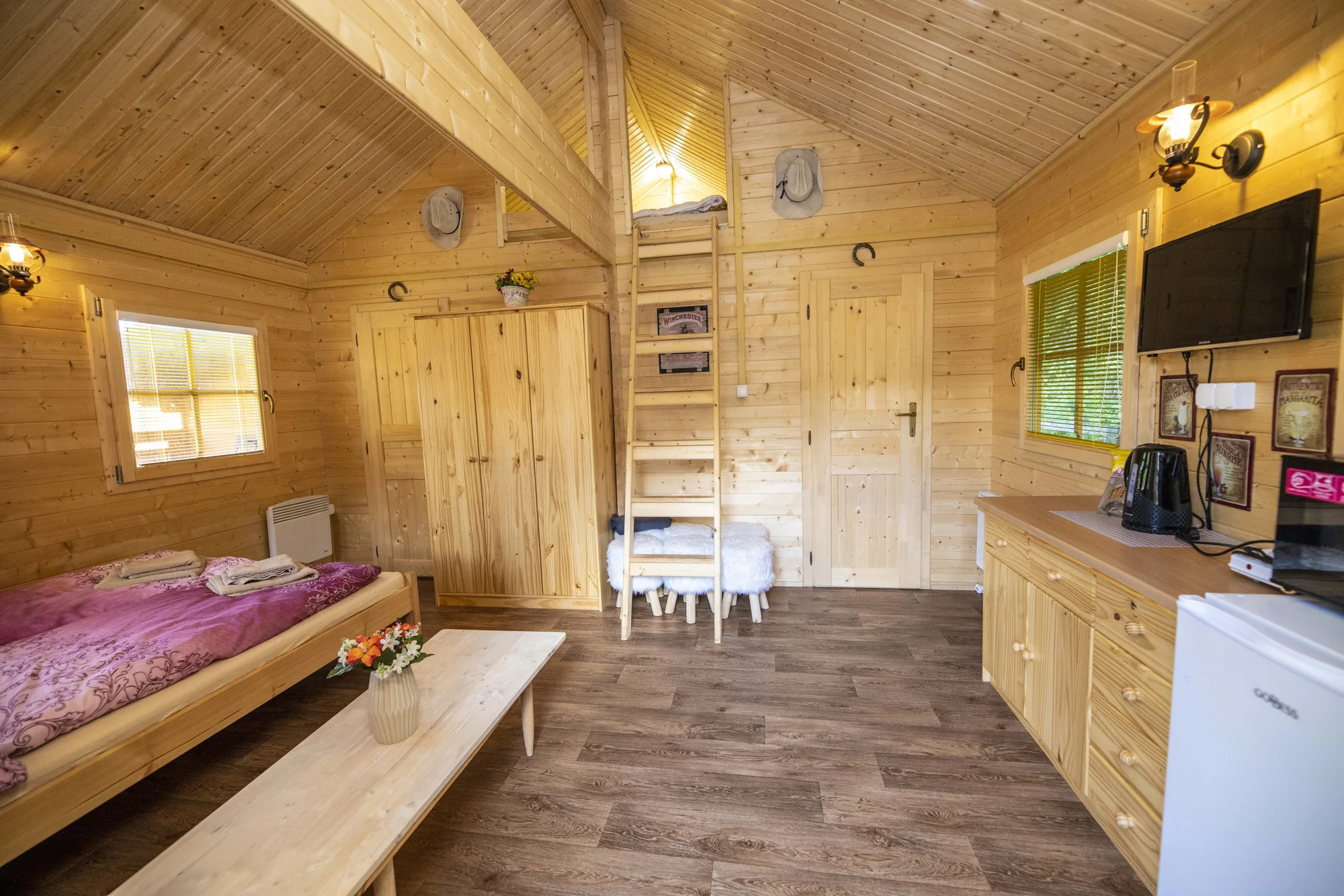 Dovolená ve srubech s wellness kádí i bazénem pro páry i rodiny uprostřed stylového ranče Bučiska