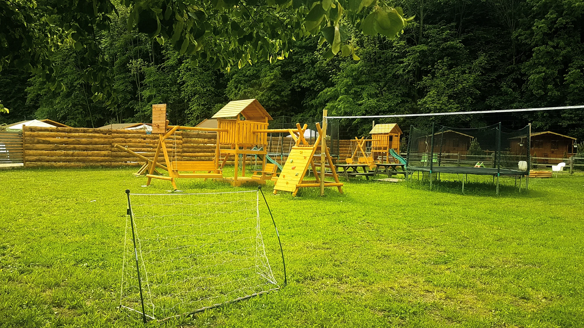 Dovolená ve srubech s wellness kádí i bazénem pro páry i rodiny uprostřed stylového ranče Bučiska