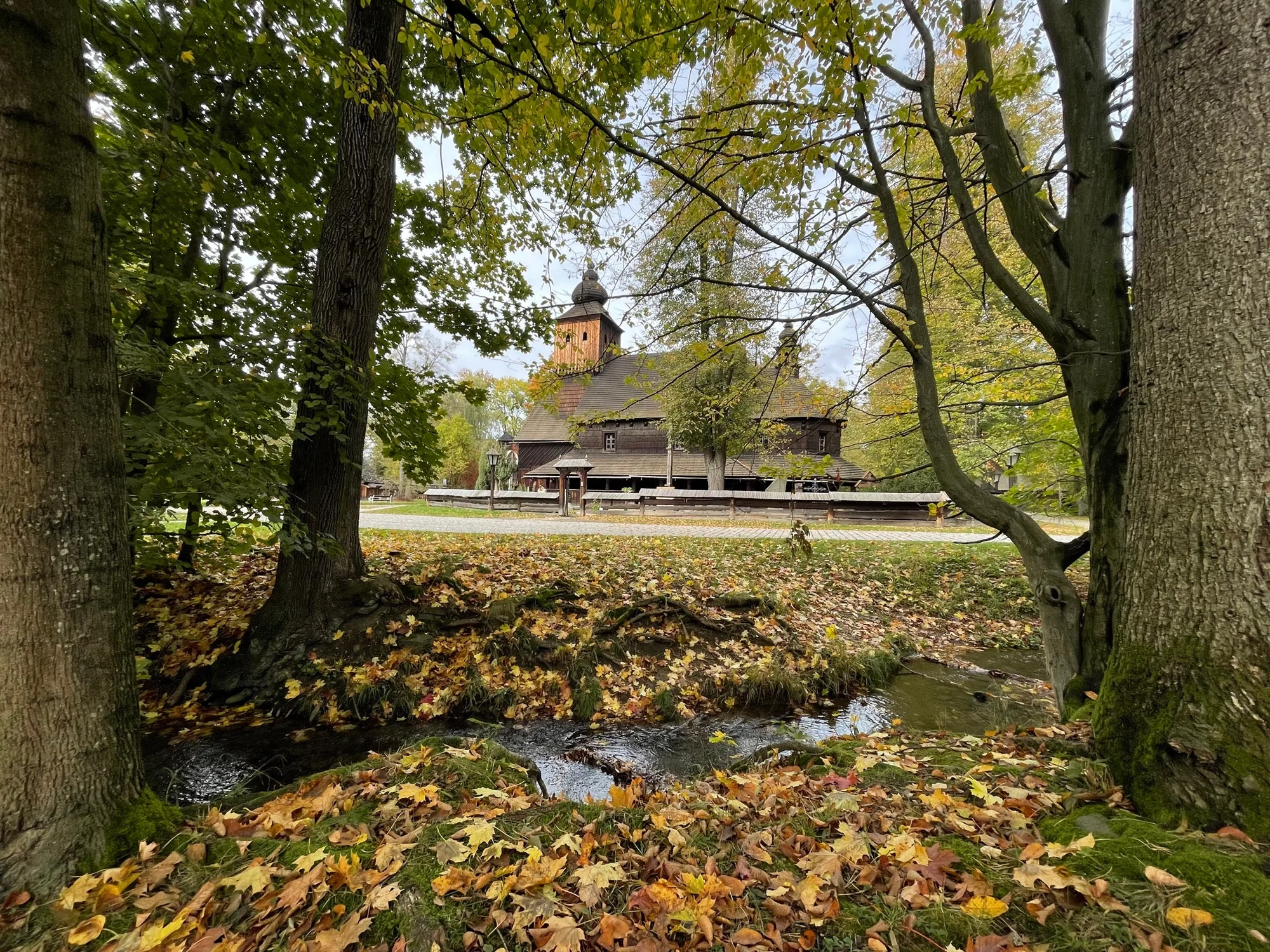 Dovolená ve srubech s wellness kádí i bazénem pro páry i rodiny uprostřed stylového ranče Bučiska