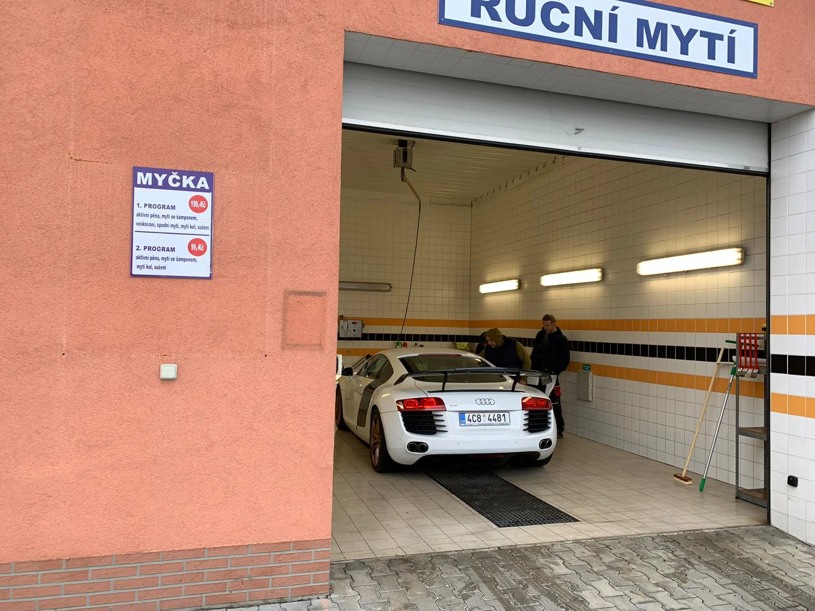 Čistá jízda: ruční mytí karoserie, čištění interiéru i servis klimatizace