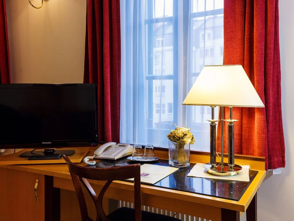 Odpočinek blízko Vřídelní kolonády: 3* hotel se snídaněmi