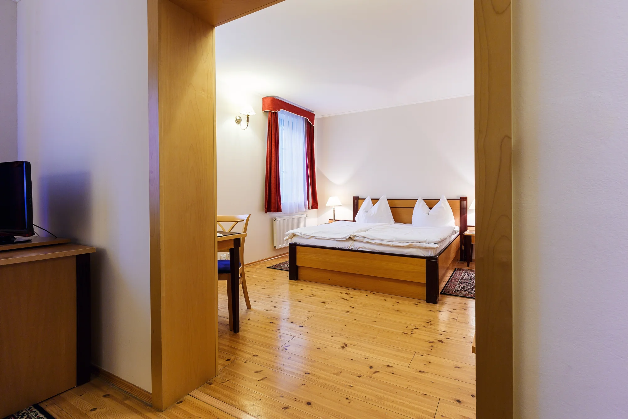 Odpočinek blízko Vřídelní kolonády: 3* hotel se snídaněmi
