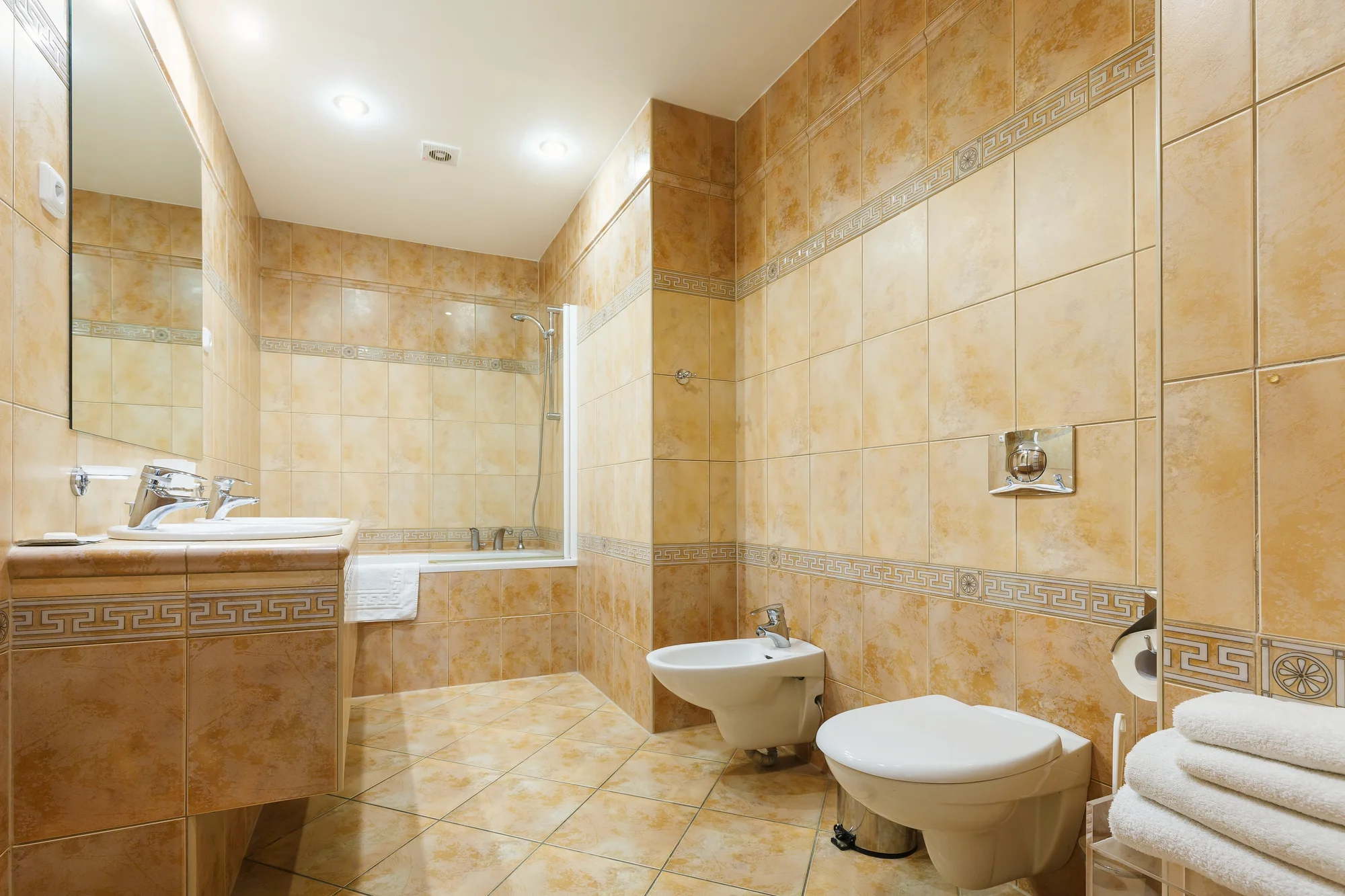 Odpočinek blízko Vřídelní kolonády: 3* hotel se snídaněmi