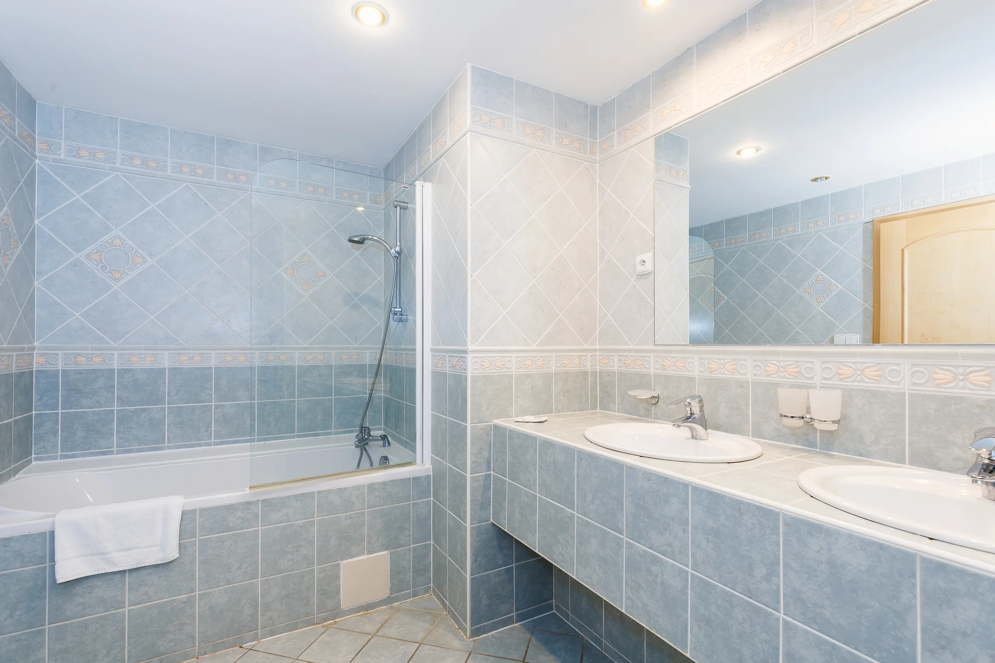 Odpočinek blízko Vřídelní kolonády: 3* hotel se snídaněmi