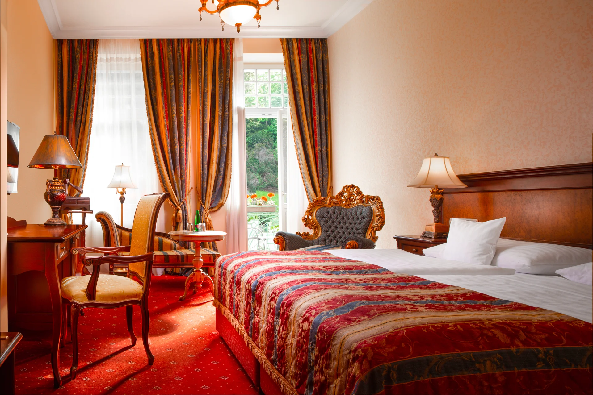 Pobyt v elegantním hotelu blízko kolonády: snídaně, wellness i procedury