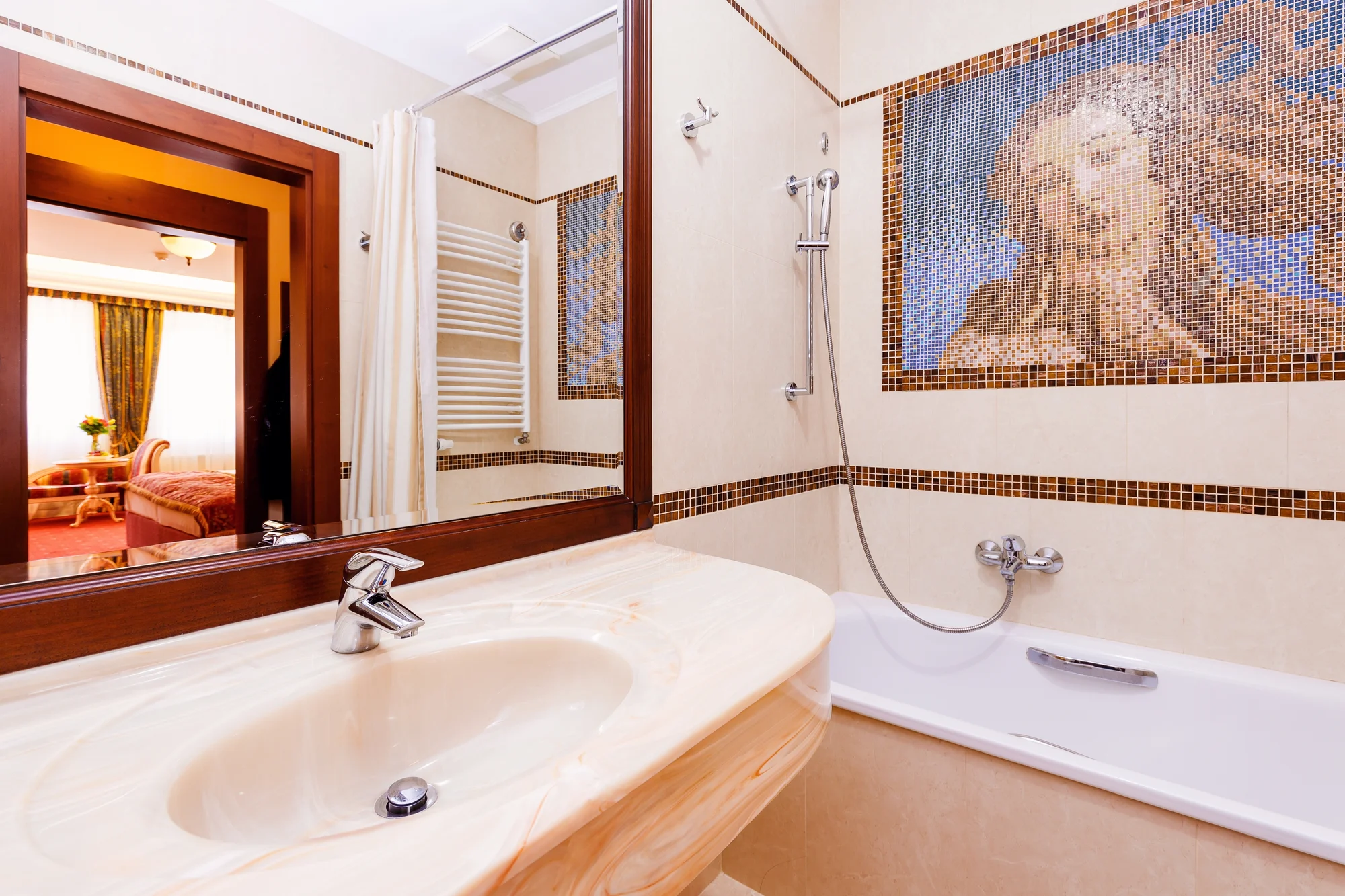 Pobyt v elegantním hotelu blízko kolonády: snídaně, wellness i procedury
