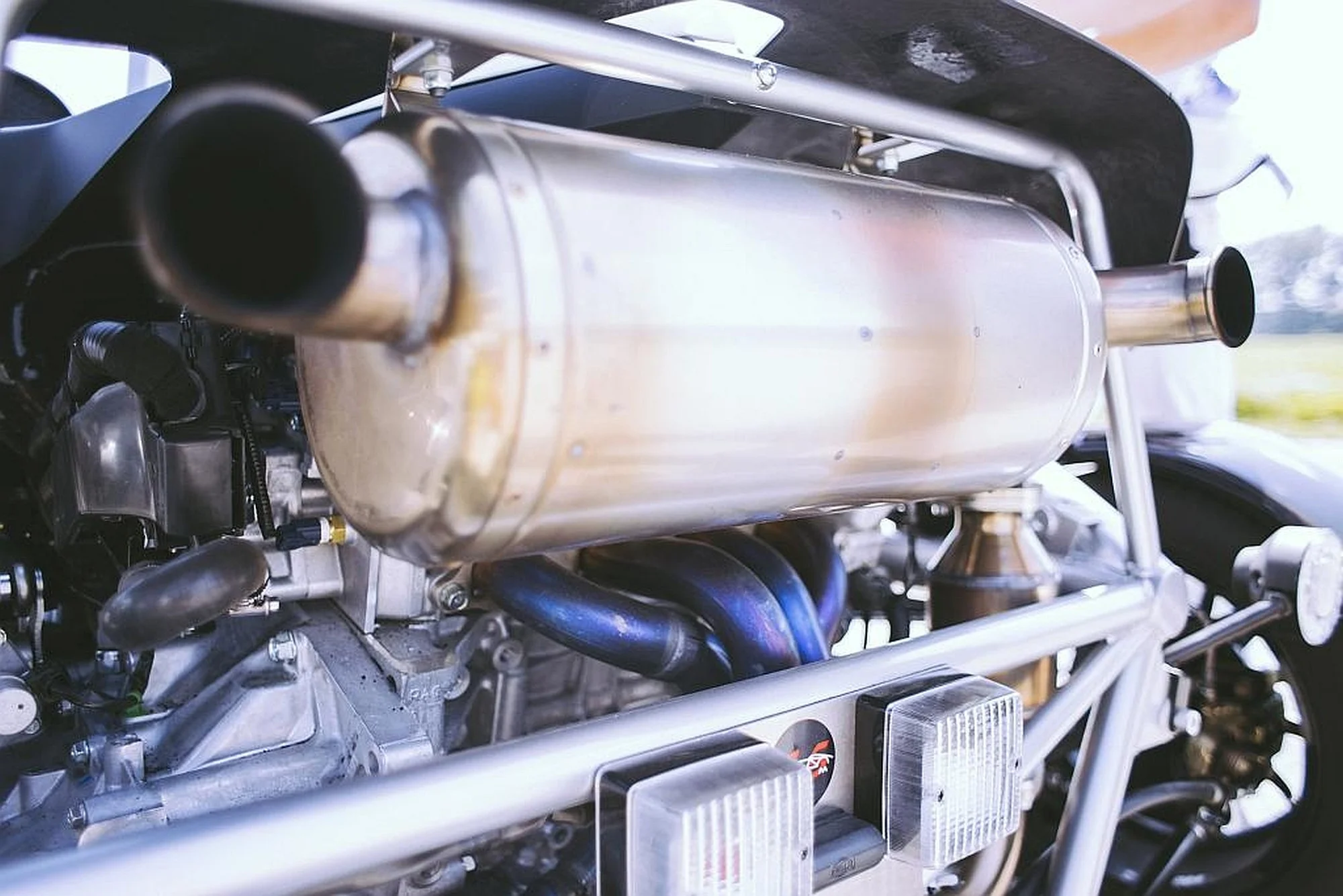 Bláznivá jízda v Ariel atom nebo Formuli F4 na letištním okruhu Kámen 1,5 hod. od Prahy