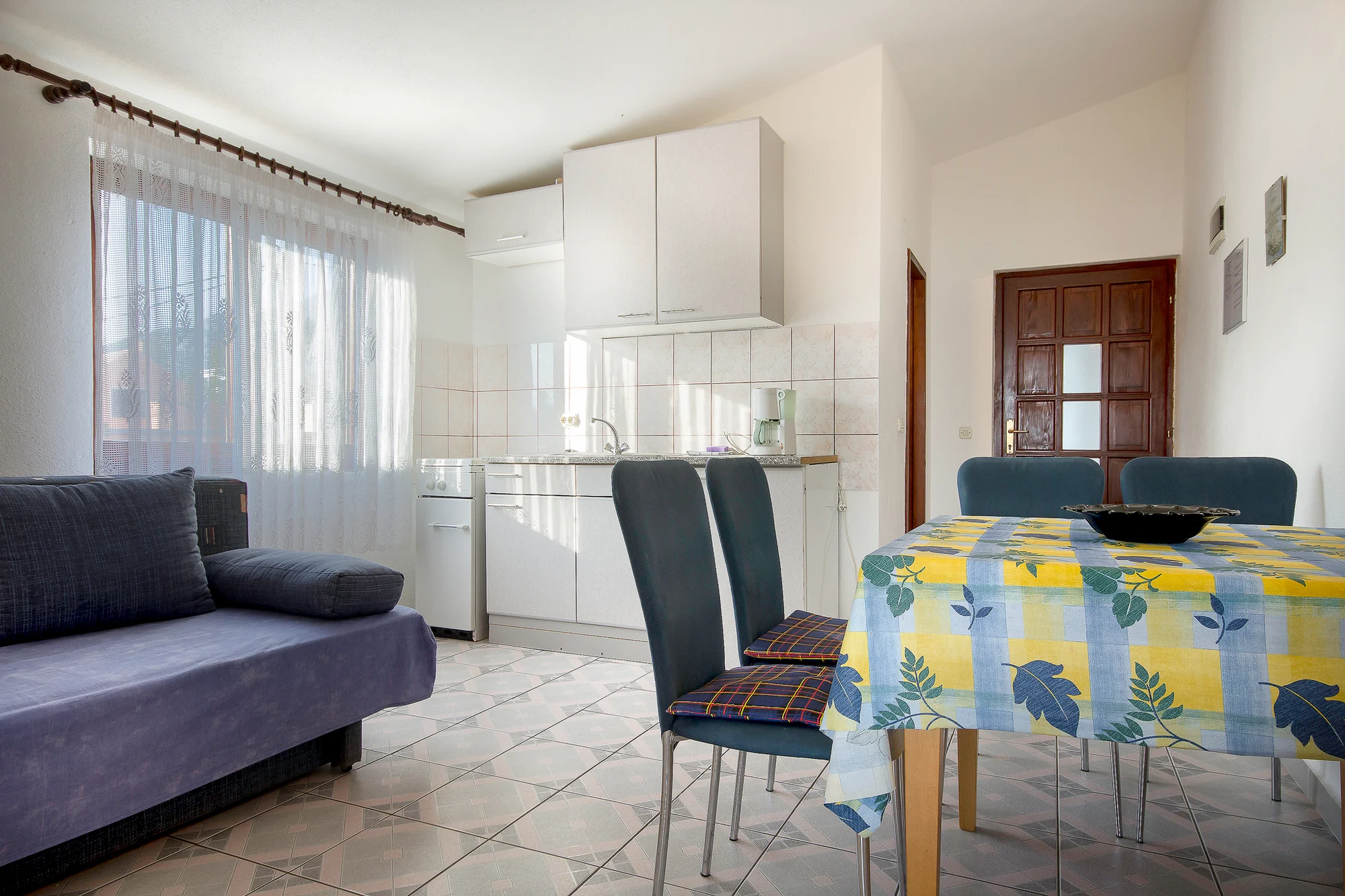 Vedlejší sezóna v Chorvatsku: moderní apartmán s kuchyňkou