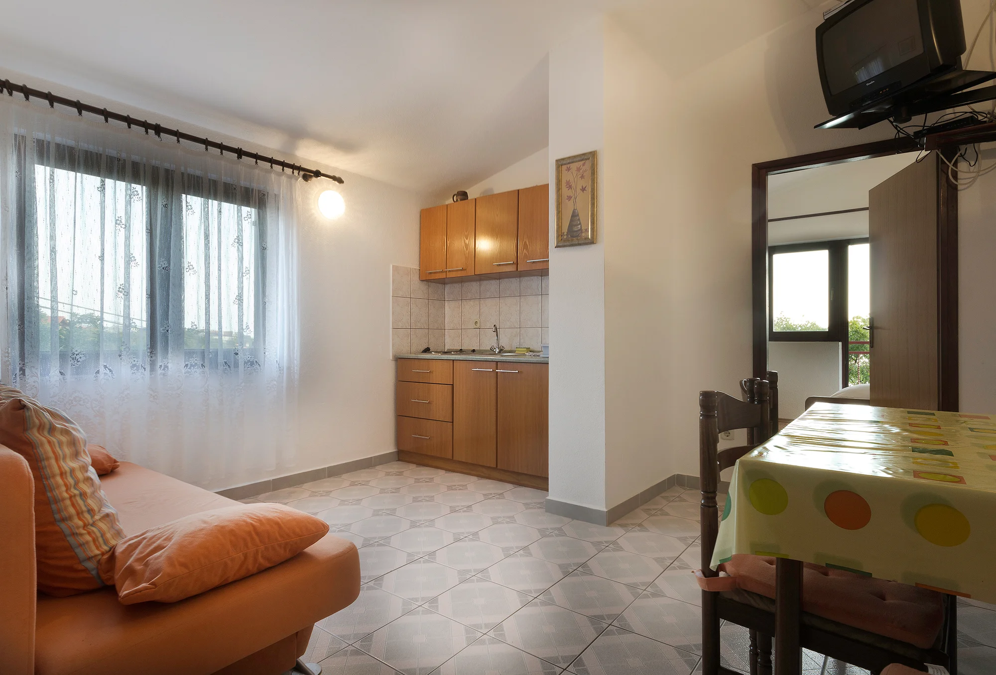 Vedlejší sezóna v Chorvatsku: moderní apartmán s kuchyňkou
