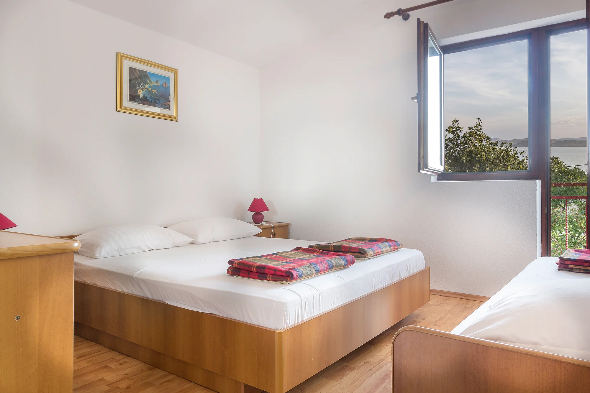 Vedlejší sezóna v Chorvatsku: moderní apartmán s kuchyňkou