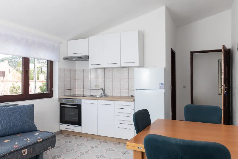 Vedlejší sezóna v Chorvatsku: moderní apartmán s kuchyňkou
