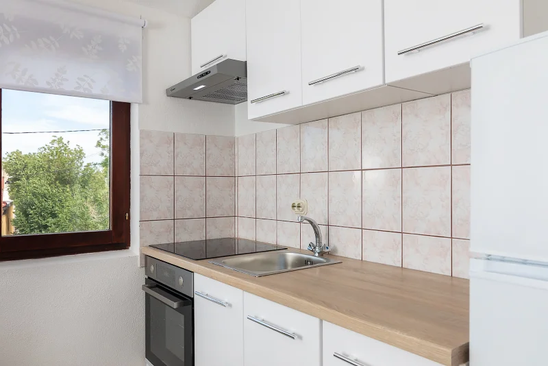 Vedlejší sezóna v Chorvatsku: moderní apartmán s kuchyňkou