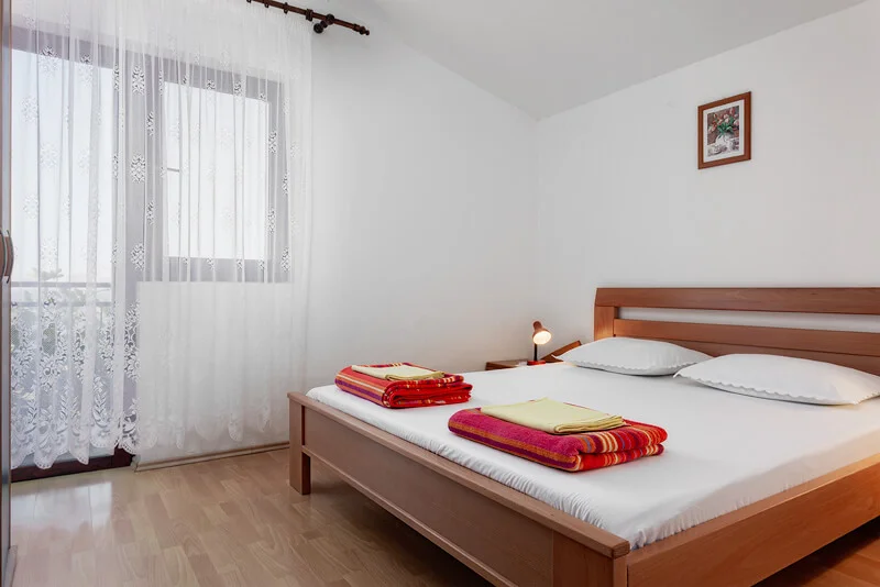 Vedlejší sezóna v Chorvatsku: moderní apartmán s kuchyňkou