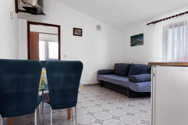 Vedlejší sezóna v Chorvatsku: moderní apartmán s kuchyňkou
