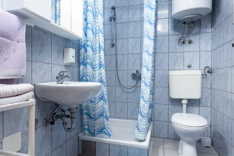 Vedlejší sezóna v Chorvatsku: moderní apartmán s kuchyňkou
