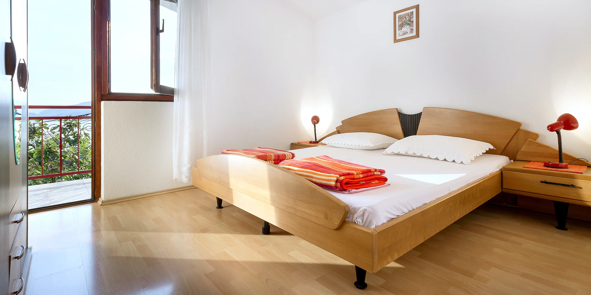 Vedlejší sezóna v Chorvatsku: moderní apartmán s kuchyňkou
