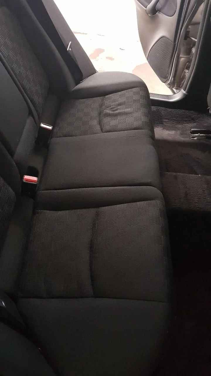 Čištění interiéru auta nebo mokré tepování sedadel pro osobní vozy