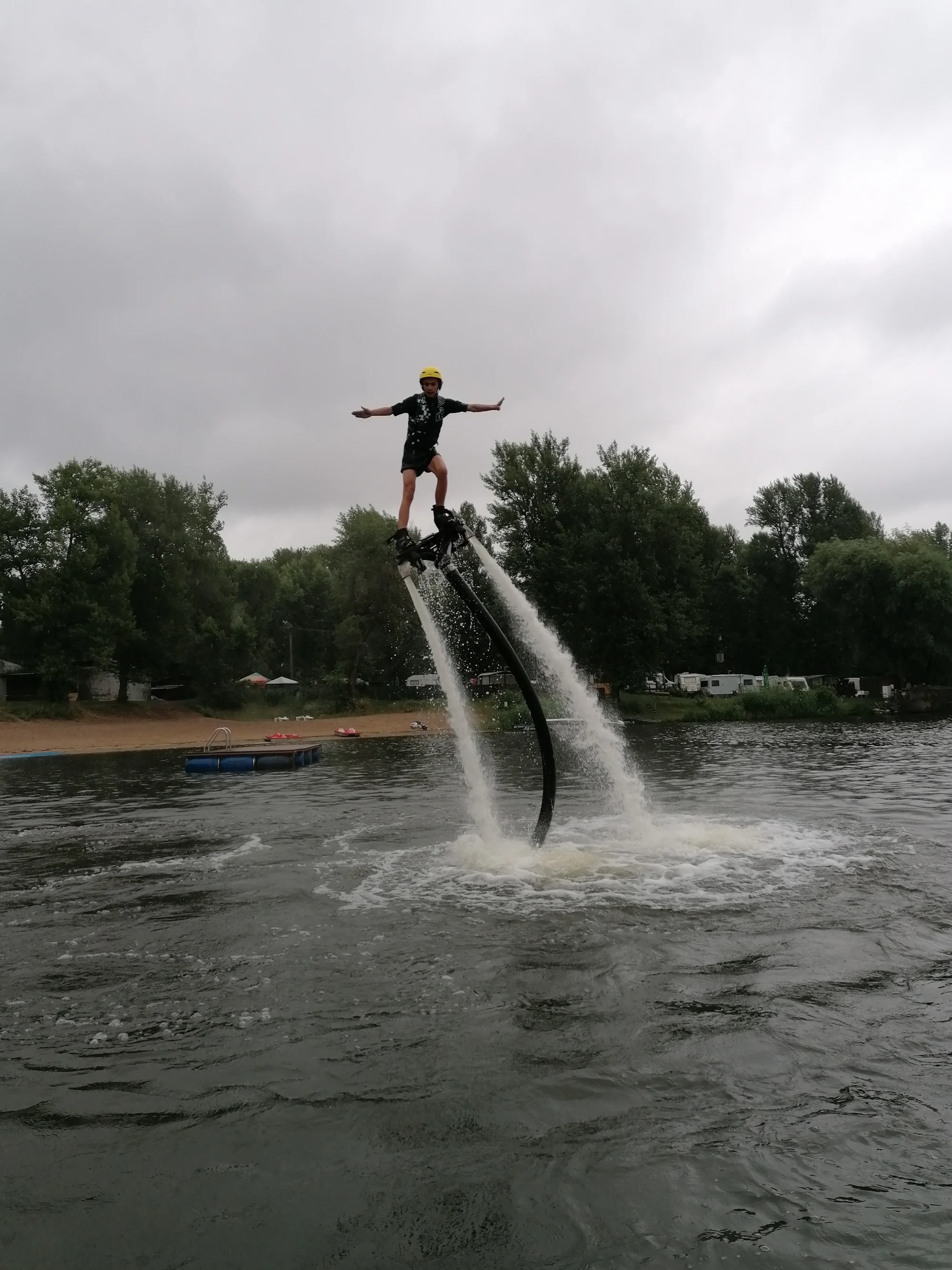 Tryskový let nad vodou: junior flyboard pro děti ve věku 12–15 let