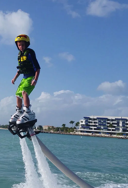 Tryskový let nad vodou: junior flyboard pro děti ve věku 12–15 let