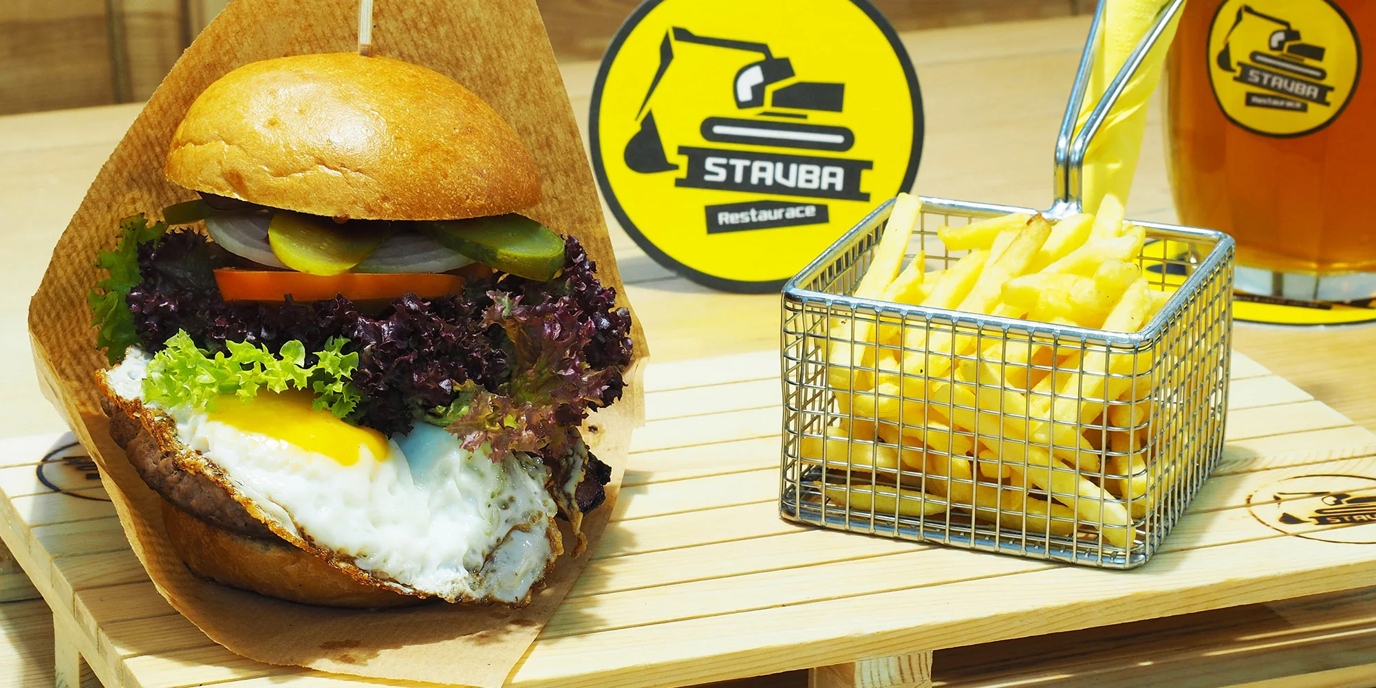 Burgerová mánie v centru Brna: burgery podle výběru z několika druhů a hranolky pro 2 až 4 osoby