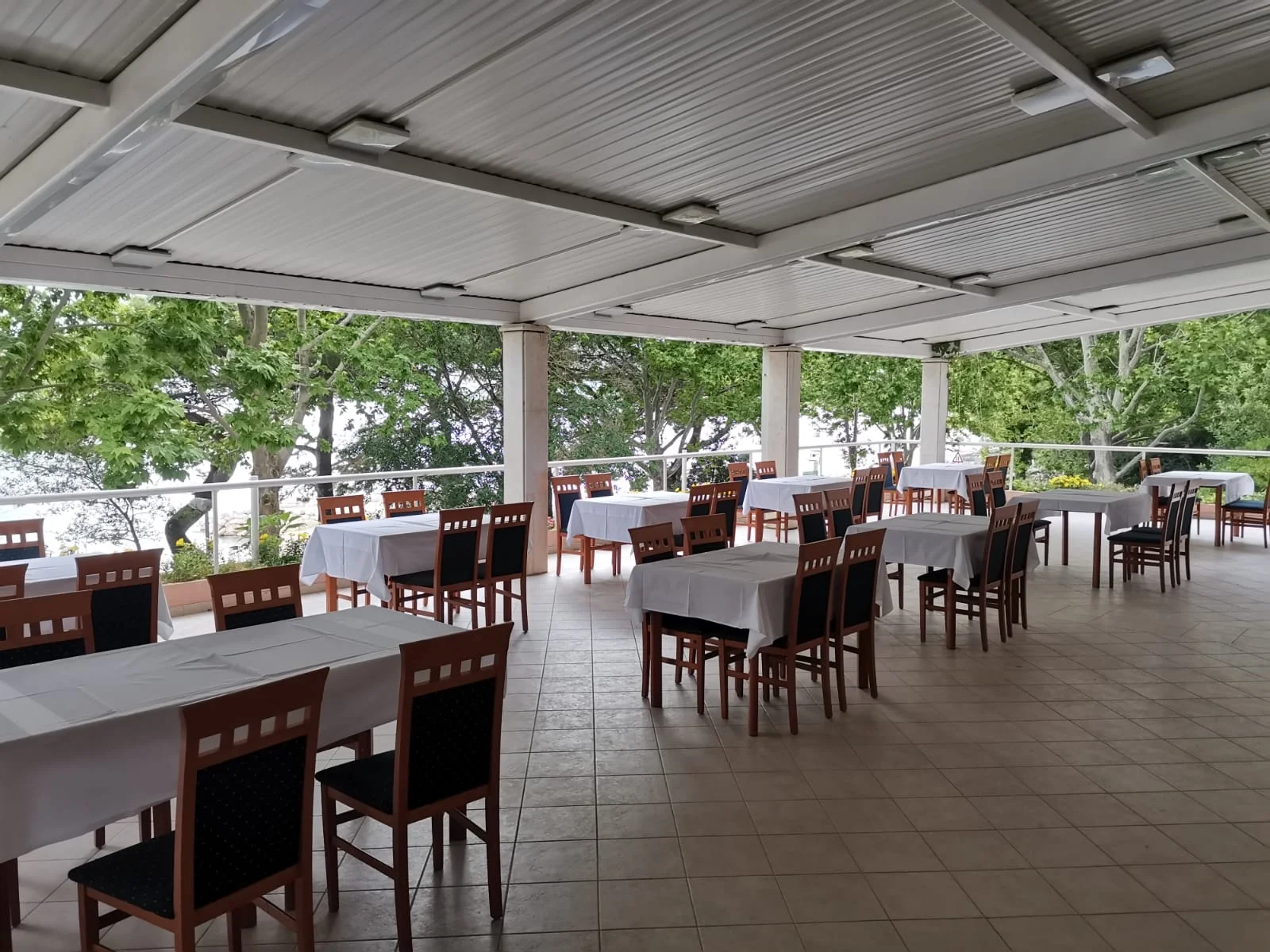 Na dovolenou do Chorvatska: hotel v Omiši blízko pláže, polopenze