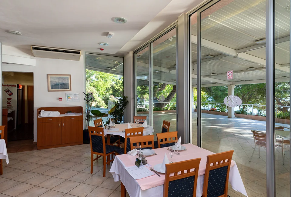 Na dovolenou do Chorvatska: hotel v Omiši blízko pláže, polopenze