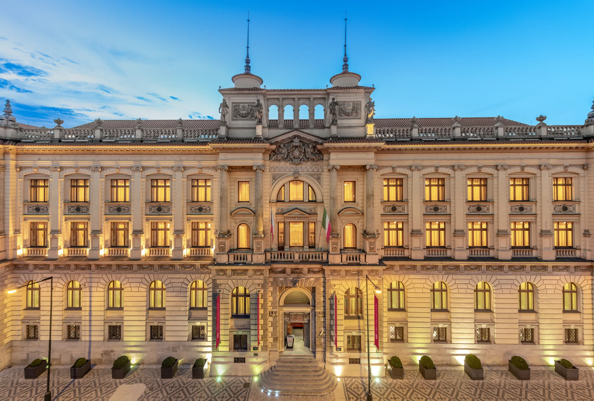 5* hotel v novorenesančním paláci v centru Prahy: luxusní pokoje, varianty se snídaní i vstupem do spa