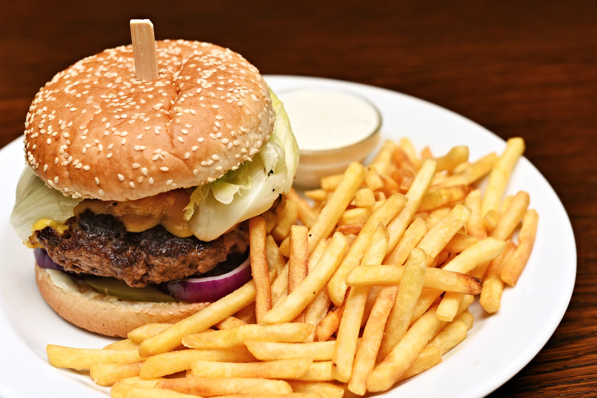 Naducané burgery s hranolky a tatarkou pro jednoho nebo pro dva