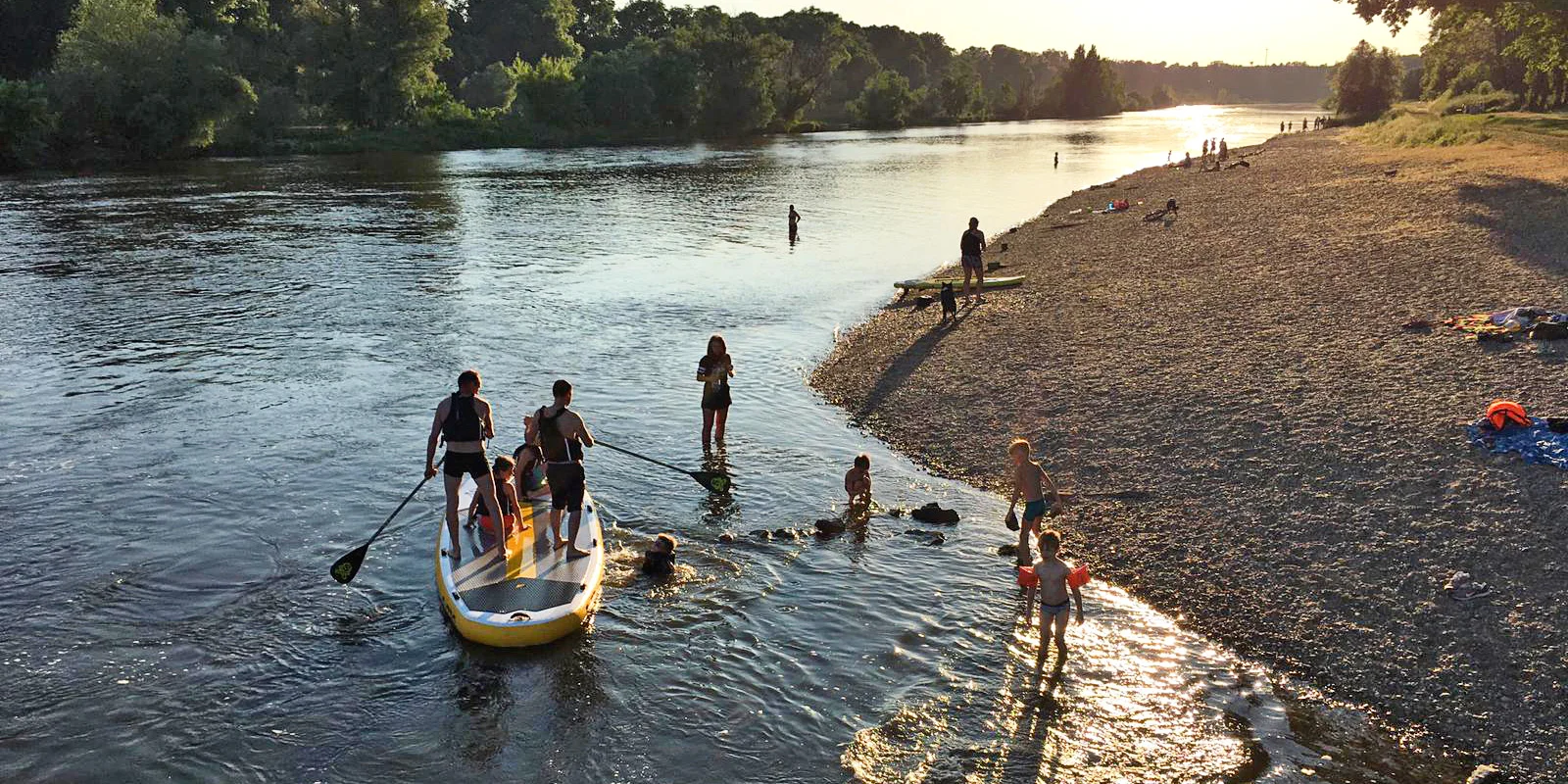 Sjíždění Ohře na paddleboardu i opékání buřtů: úseky vhodné i pro rodiny s dětmi