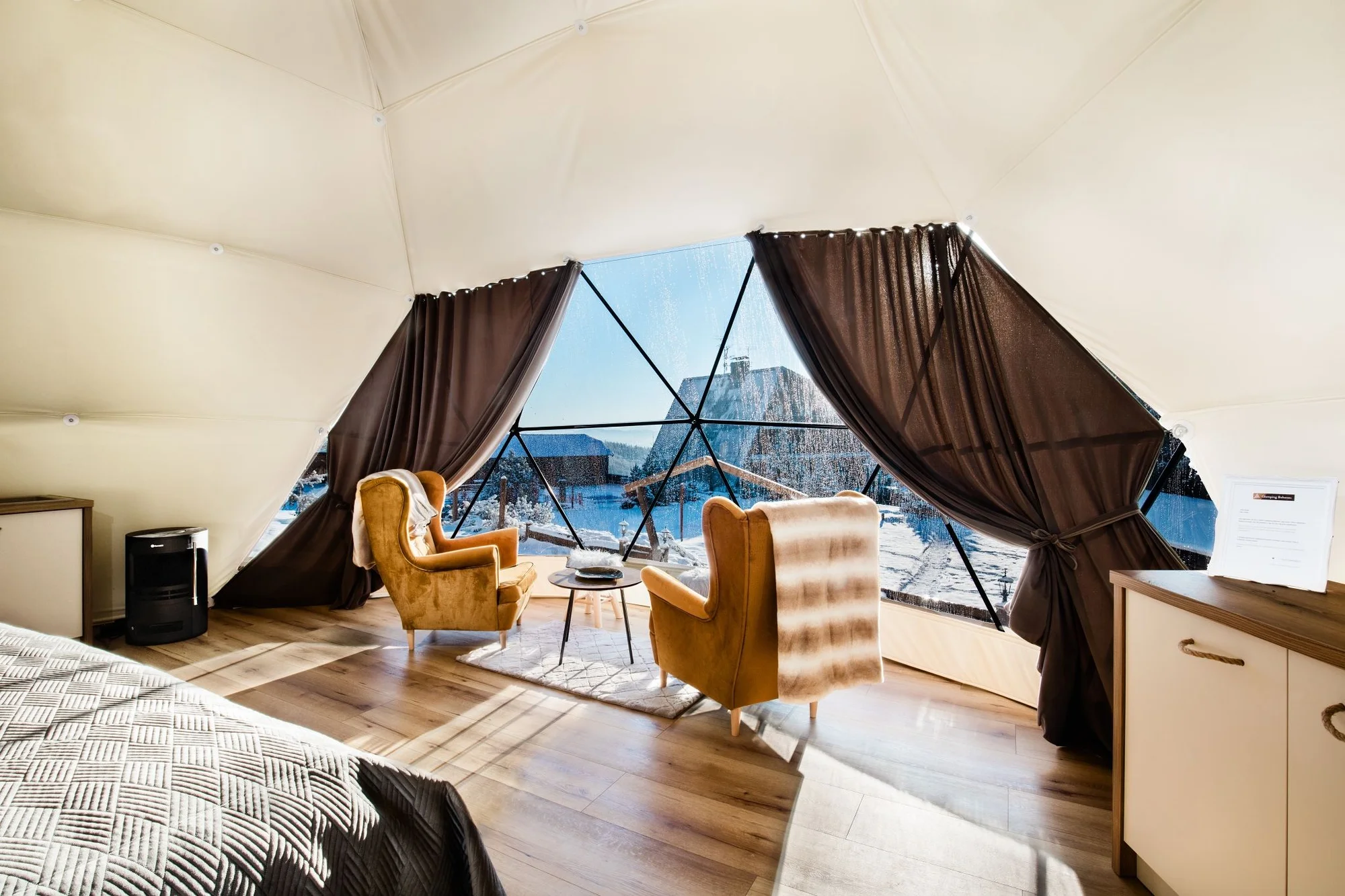 Glamping v Beskydech se snídaní i wellness: ubytování v luxusní kopuli, sauna a termální bazén