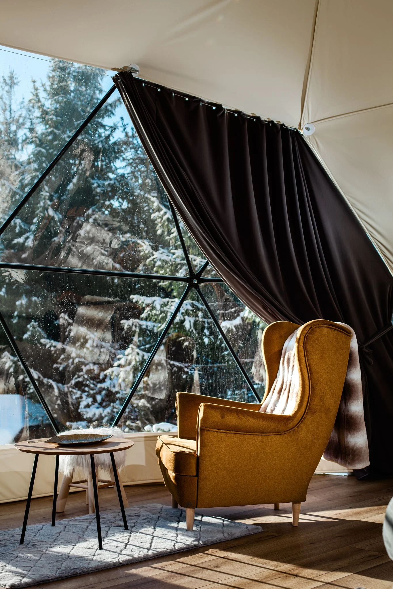 Glamping v Beskydech se snídaní i wellness: ubytování v luxusní kopuli, sauna a termální bazén