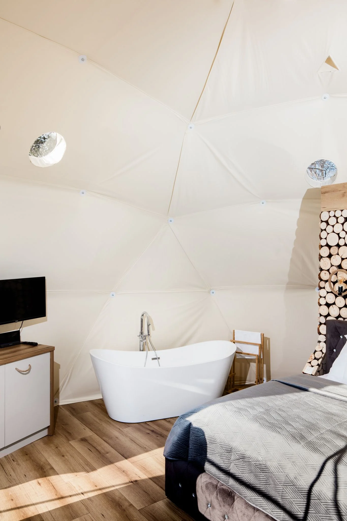 Glamping v Beskydech se snídaní i wellness: ubytování v luxusní kopuli, sauna a termální bazén
