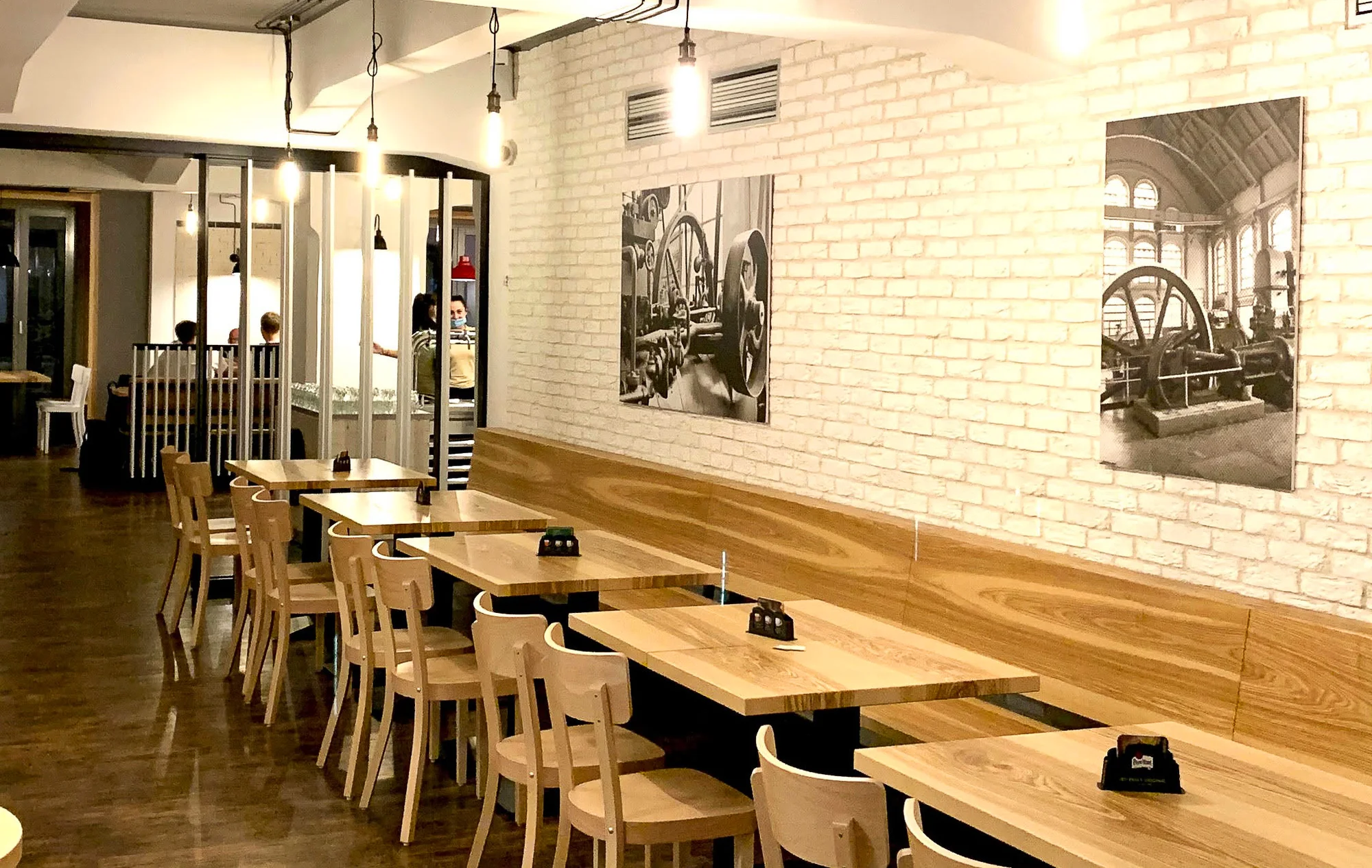 Masová hostina: žebra na černém pivu, marinovaná křidélka, příloha i nápoje