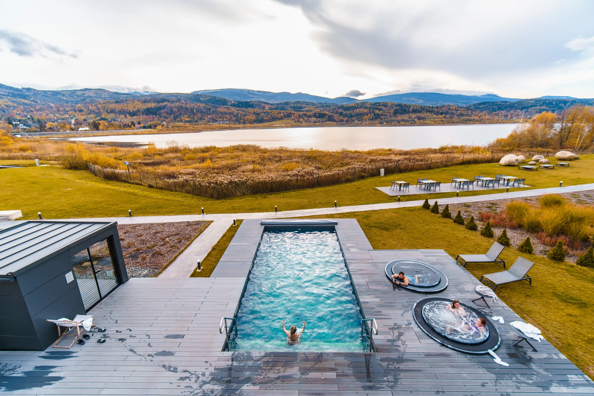 Pobyt v polských Krkonoších: apartmány u jezera Sosnówka, snídaně či polopenze a wellness