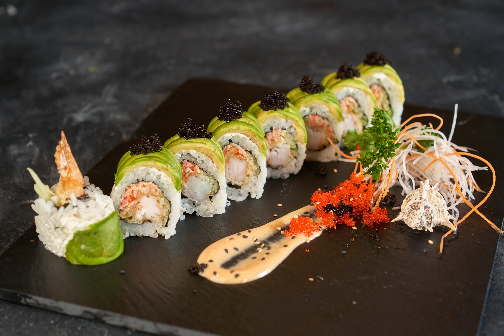 Sushi sety na Proseku: klasické i speciální rolky s avokádem, lososem či krevetou
