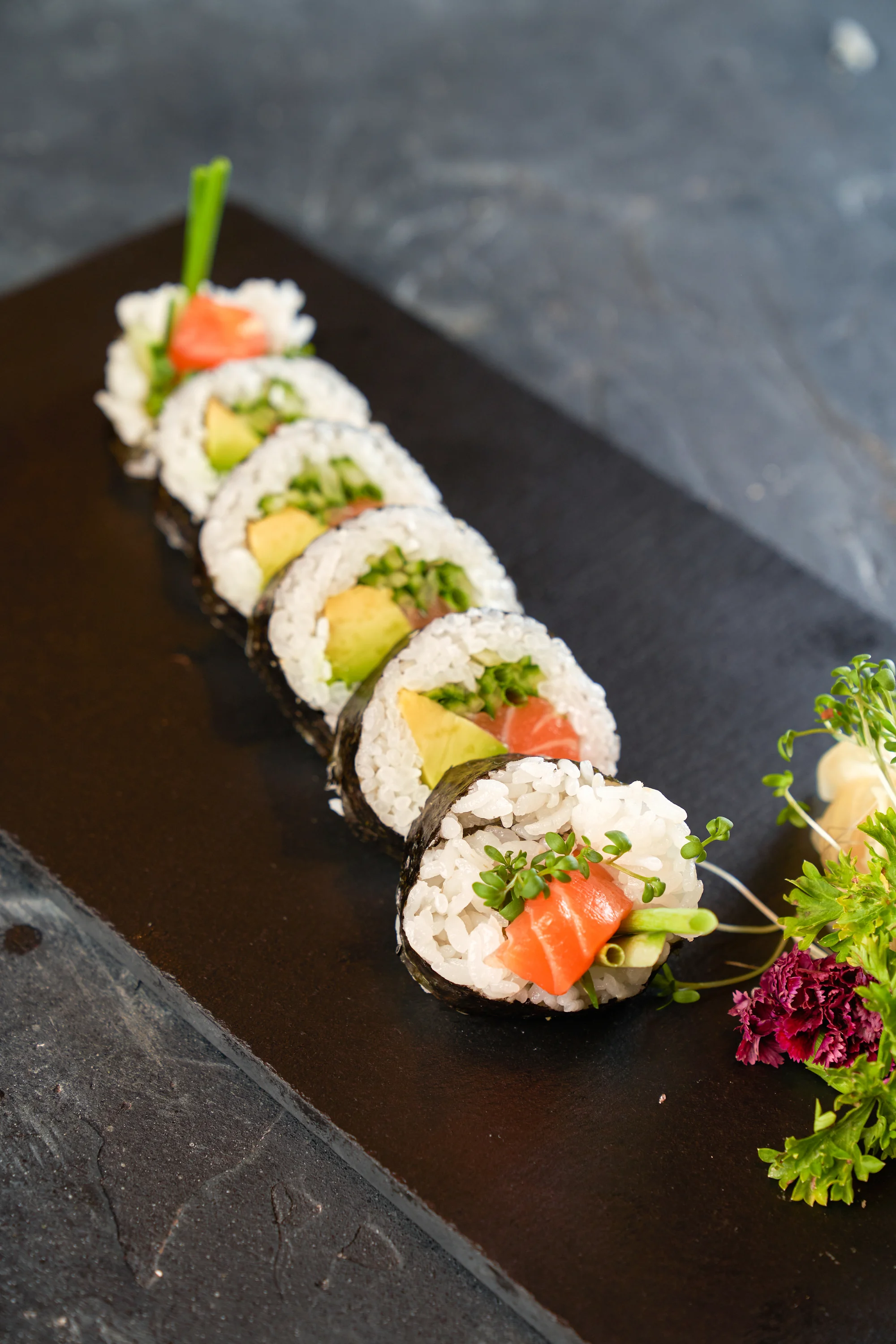 Sushi sety na Proseku: klasické i speciální rolky s avokádem, lososem či krevetou
